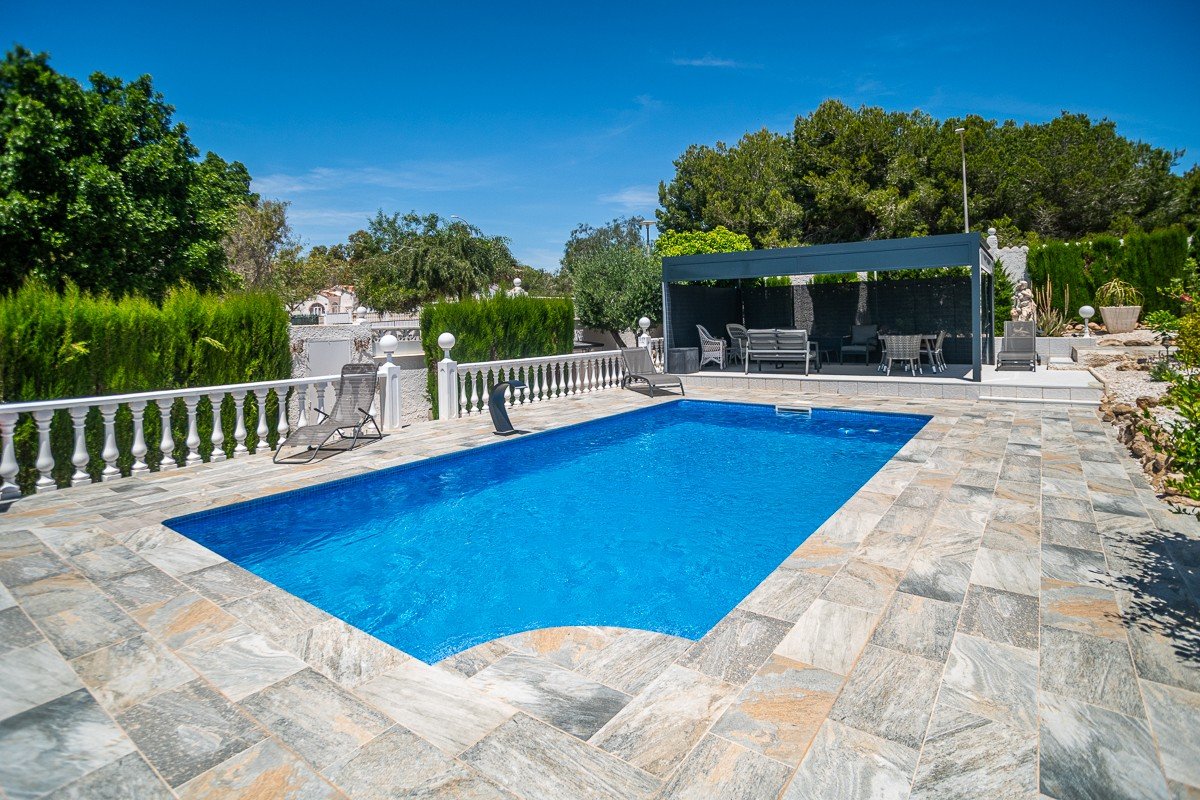 Villa andaluza exclusiva con piscina privada en La Marina - lujo bajo el sol español