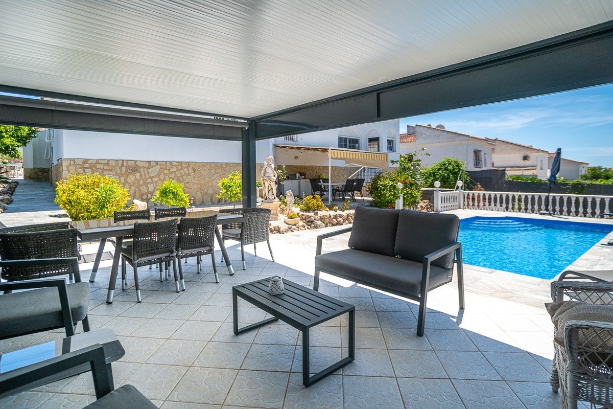 Villa andaluza exclusiva con piscina privada en La Marina - lujo bajo el sol español