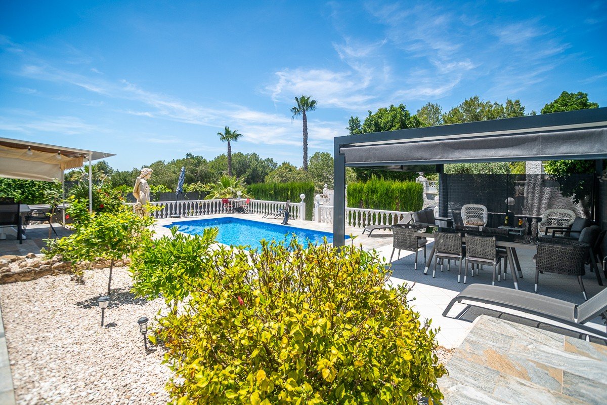 Villa andaluza exclusiva con piscina privada en La Marina - lujo bajo el sol español