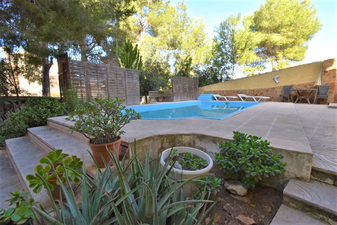  Esta Villa Independiente de Seis Dormitorios con Orientación Este en la zona de Las Filipinas, Villamartín; una popular zona residenci...