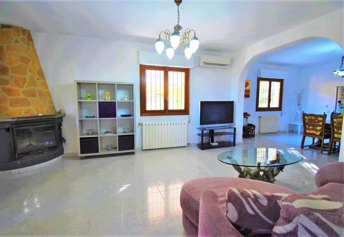  Esta Villa Independiente de Seis Dormitorios con Orientación Este en la zona de Las Filipinas, Villamartín; una popular zona residenci...