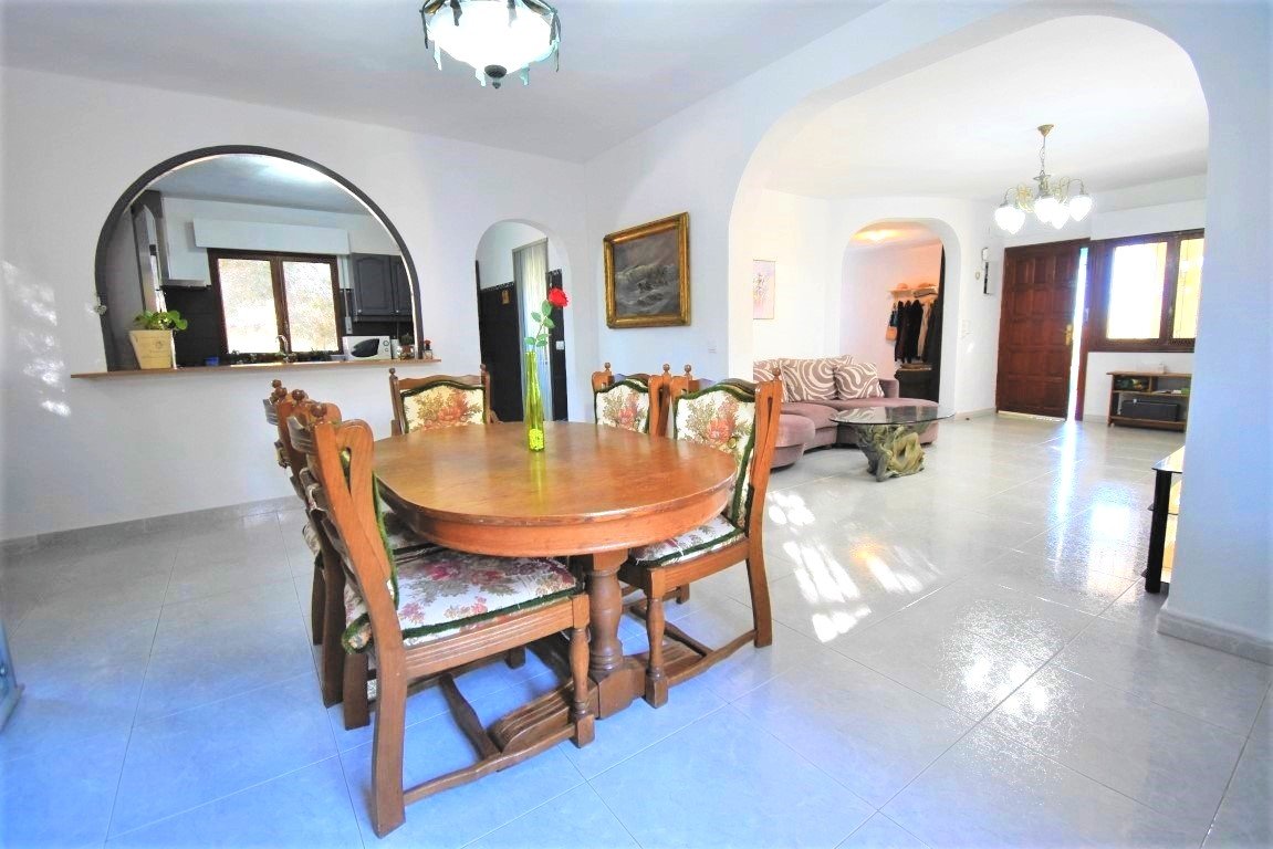  Esta Villa Independiente de Seis Dormitorios con Orientación Este en la zona de Las Filipinas, Villamartín; una popular zona residenci...
