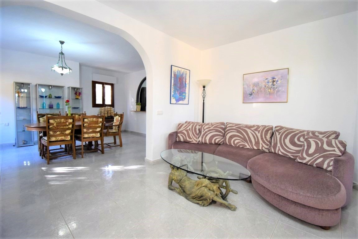  Esta Villa Independiente de Seis Dormitorios con Orientación Este en la zona de Las Filipinas, Villamartín; una popular zona residenci...