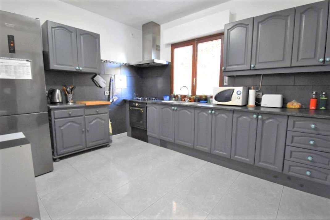  Esta Villa Independiente de Seis Dormitorios con Orientación Este en la zona de Las Filipinas, Villamartín; una popular zona residenci...