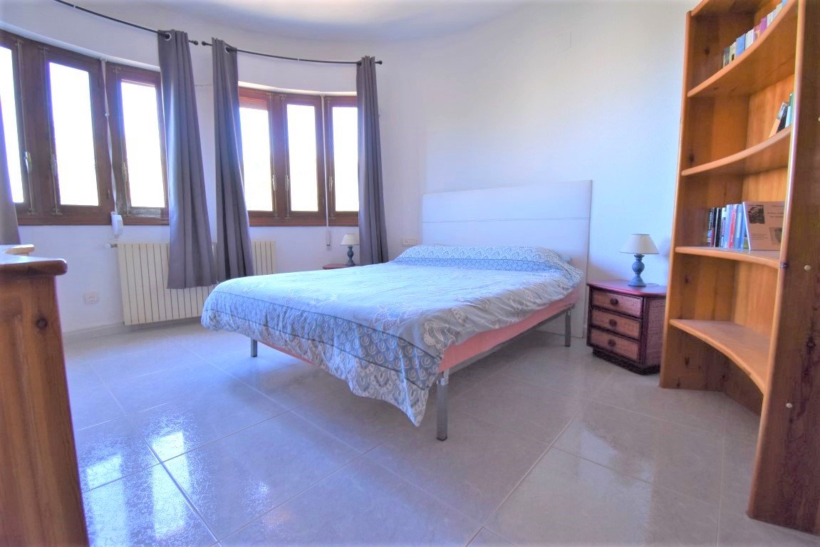  Esta Villa Independiente de Seis Dormitorios con Orientación Este en la zona de Las Filipinas, Villamartín; una popular zona residenci...
