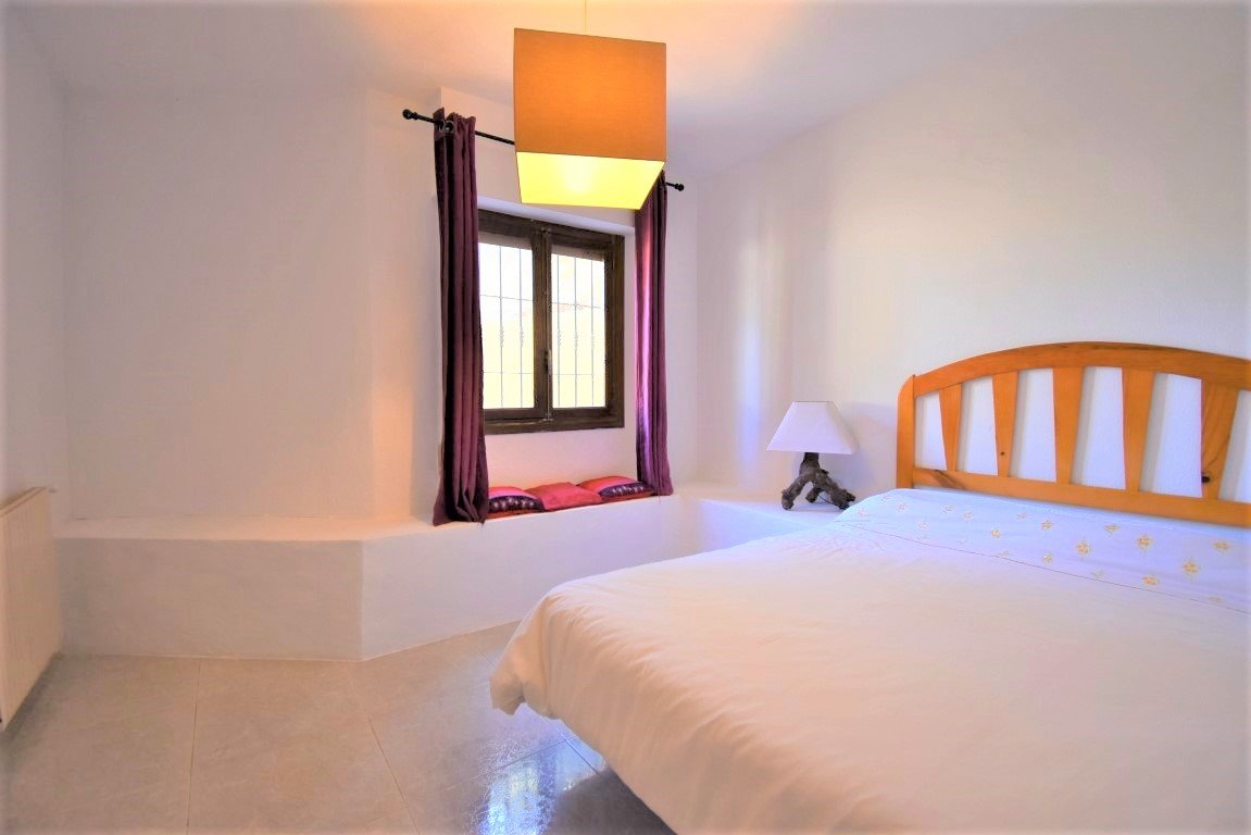 Esta Villa Independiente de Seis Dormitorios con Orientación Este en la zona de Las Filipinas, Villamartín; una popular zona residenci...