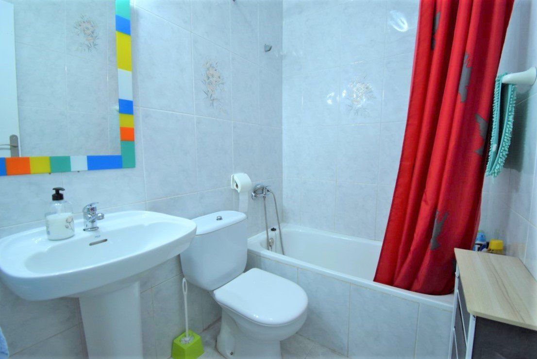  Esta Villa Independiente de Seis Dormitorios con Orientación Este en la zona de Las Filipinas, Villamartín; una popular zona residenci...