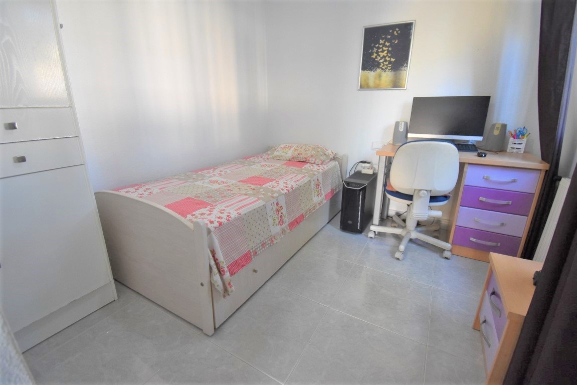  Esta Villa Independiente de Seis Dormitorios con Orientación Este en la zona de Las Filipinas, Villamartín; una popular zona residenci...