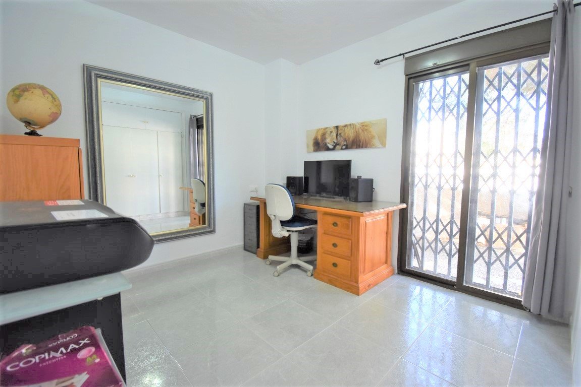  Esta Villa Independiente de Seis Dormitorios con Orientación Este en la zona de Las Filipinas, Villamartín; una popular zona residenci...
