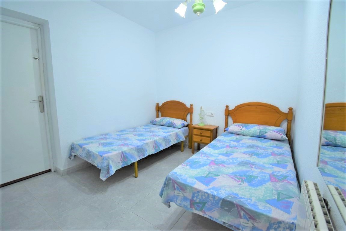  Esta Villa Independiente de Seis Dormitorios con Orientación Este en la zona de Las Filipinas, Villamartín; una popular zona residenci...
