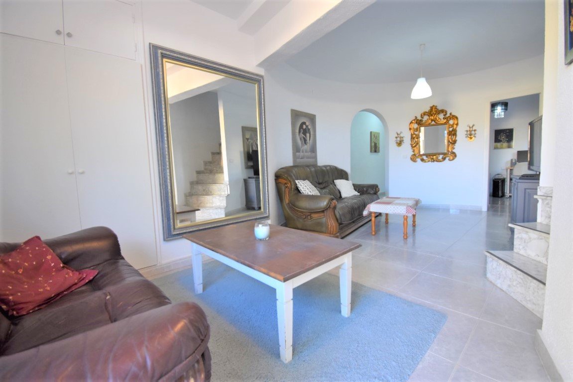  Esta Villa Independiente de Seis Dormitorios con Orientación Este en la zona de Las Filipinas, Villamartín; una popular zona residenci...