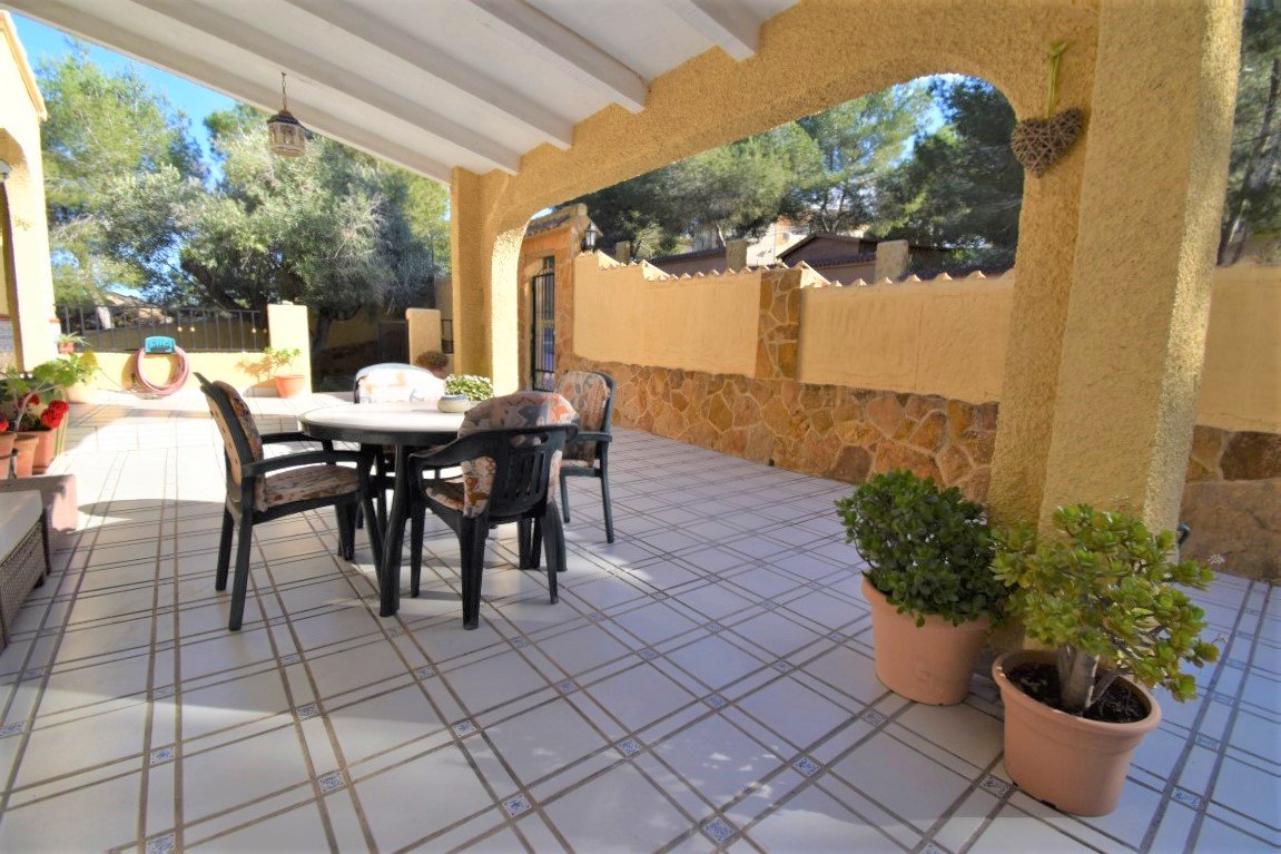  Esta Villa Independiente de Seis Dormitorios con Orientación Este en la zona de Las Filipinas, Villamartín; una popular zona residenci...