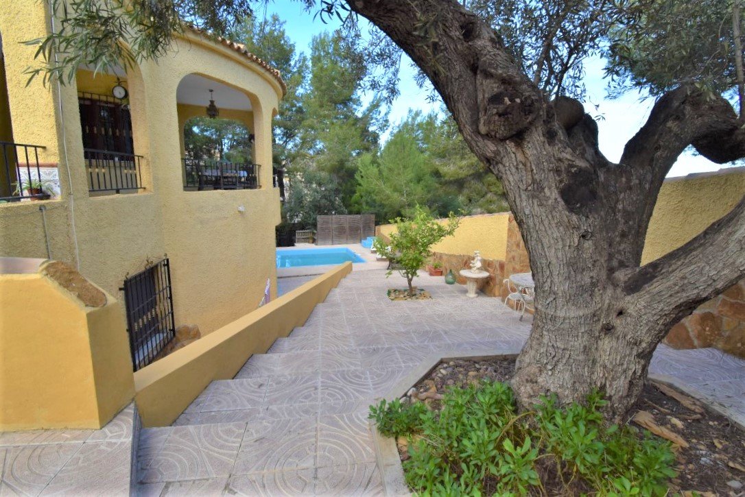  Esta Villa Independiente de Seis Dormitorios con Orientación Este en la zona de Las Filipinas, Villamartín; una popular zona residenci...