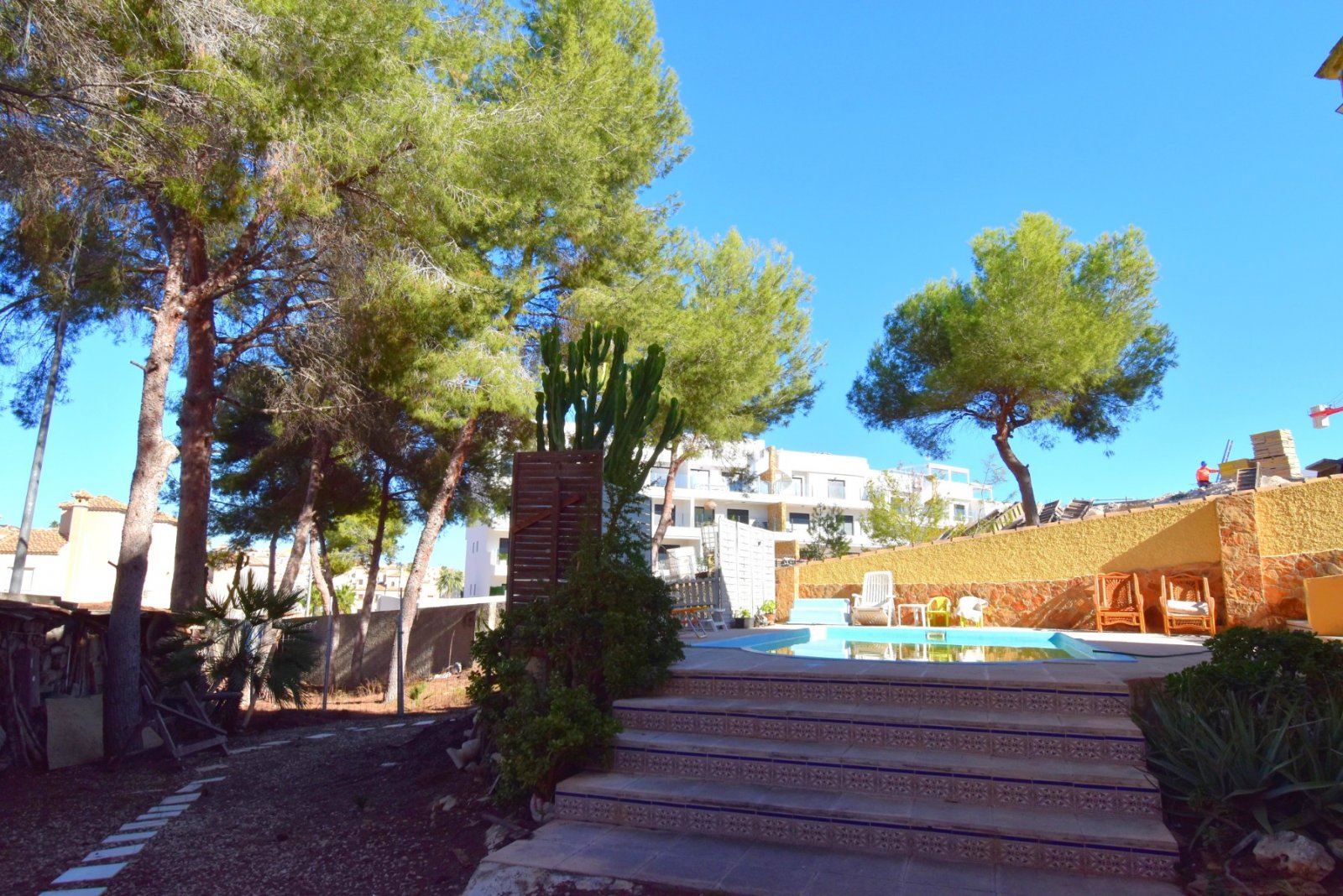  Esta Villa Independiente de Seis Dormitorios con Orientación Este en la zona de Las Filipinas, Villamartín; una popular zona residenci...