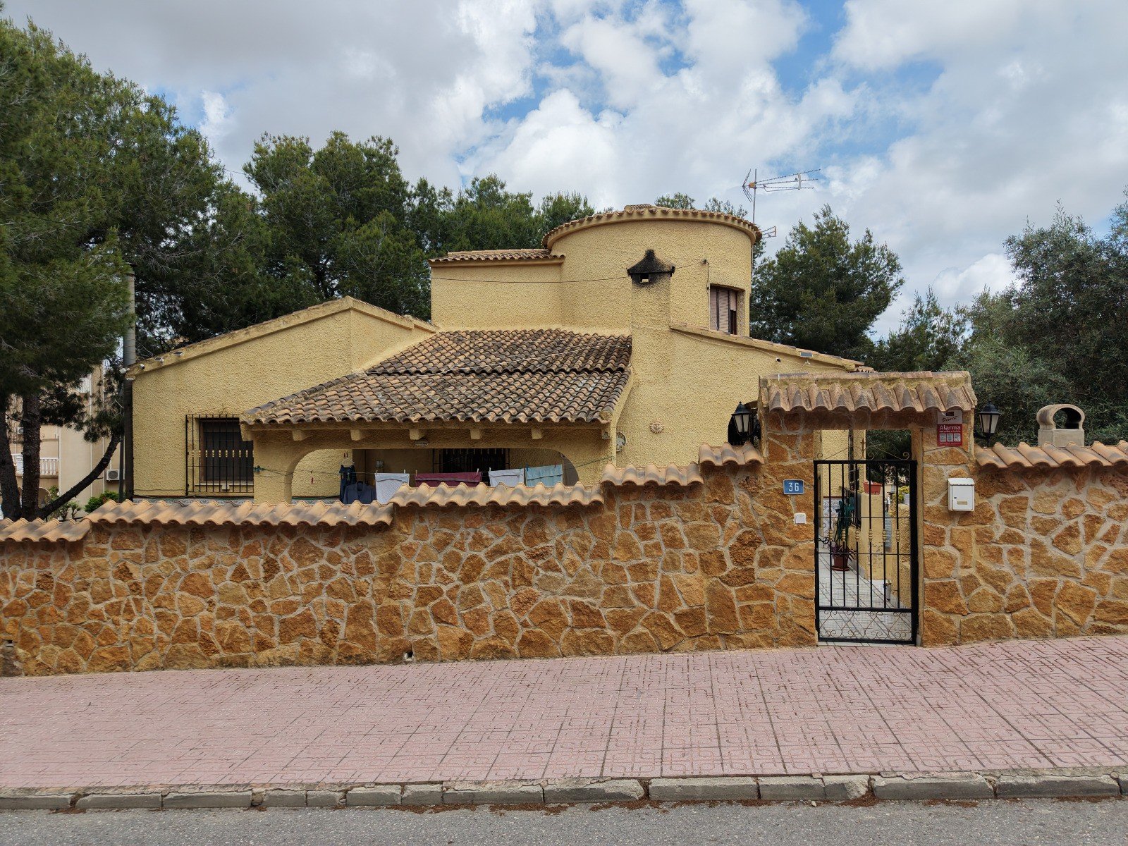 Esta Villa Independiente de Seis Dormitorios con Orientación Este en la zona de Las Filipinas, Villamartín; una popular zona residenci...