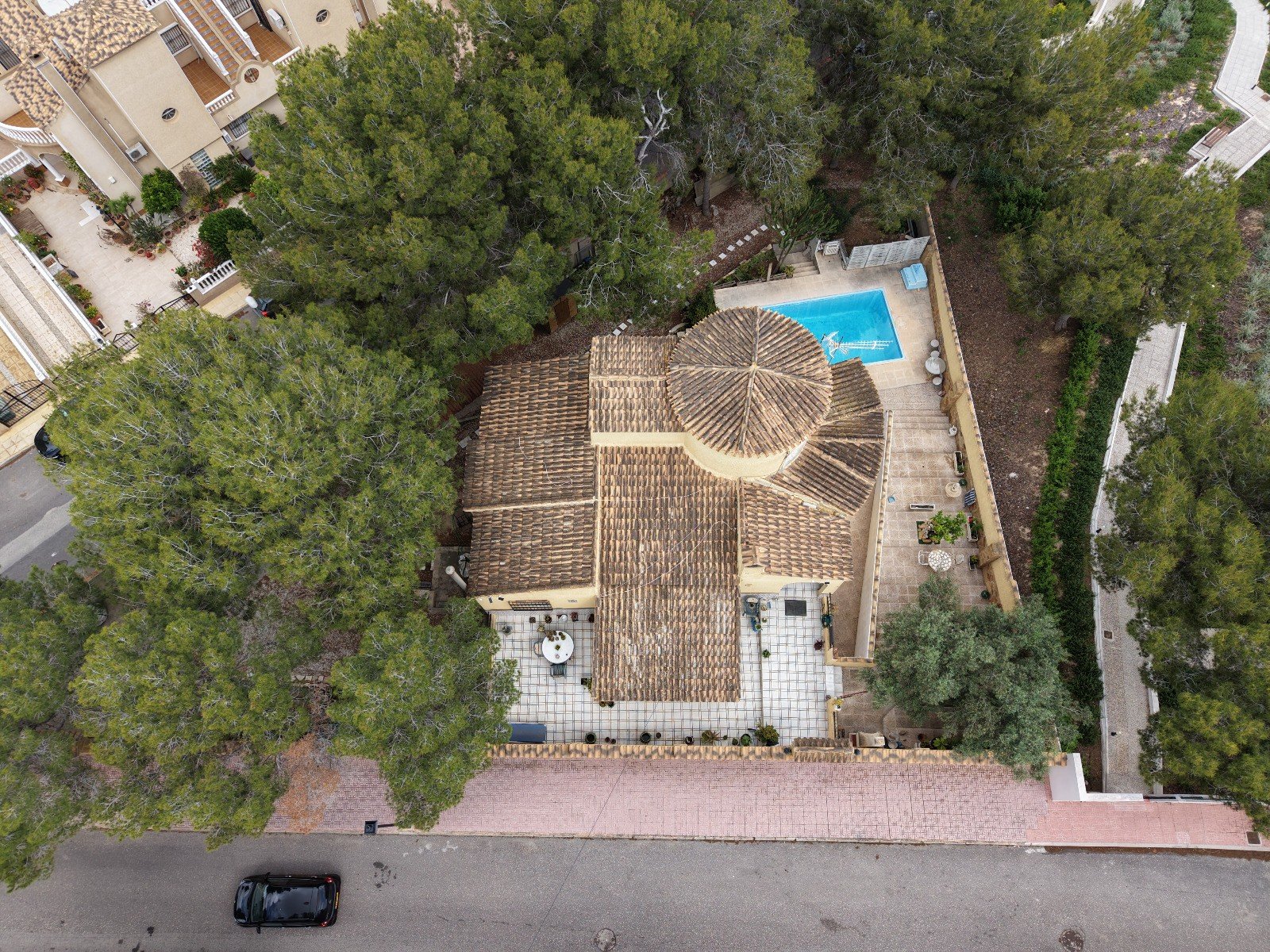  Esta Villa Independiente de Seis Dormitorios con Orientación Este en la zona de Las Filipinas, Villamartín; una popular zona residenci...