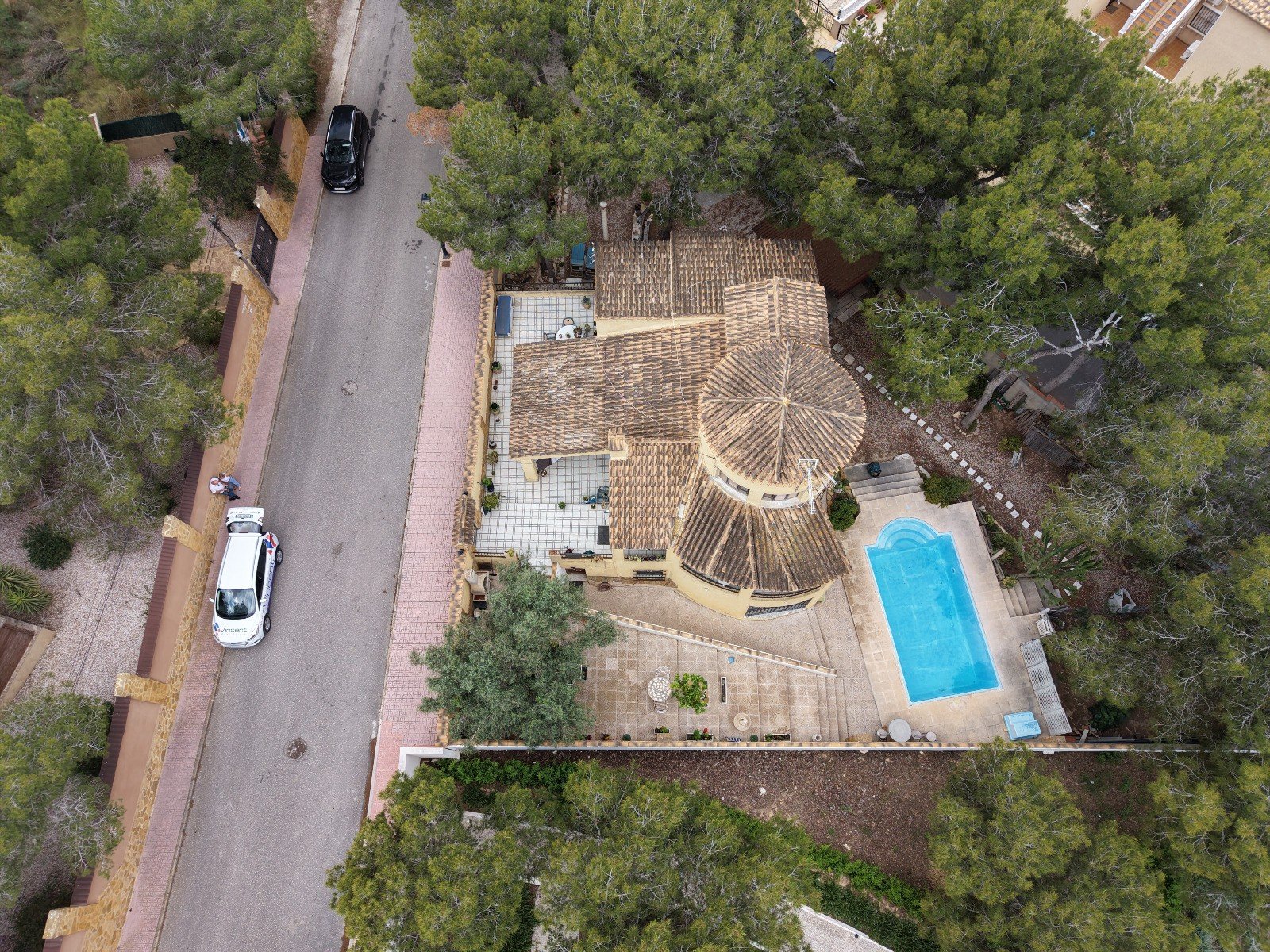  Esta Villa Independiente de Seis Dormitorios con Orientación Este en la zona de Las Filipinas, Villamartín; una popular zona residenci...