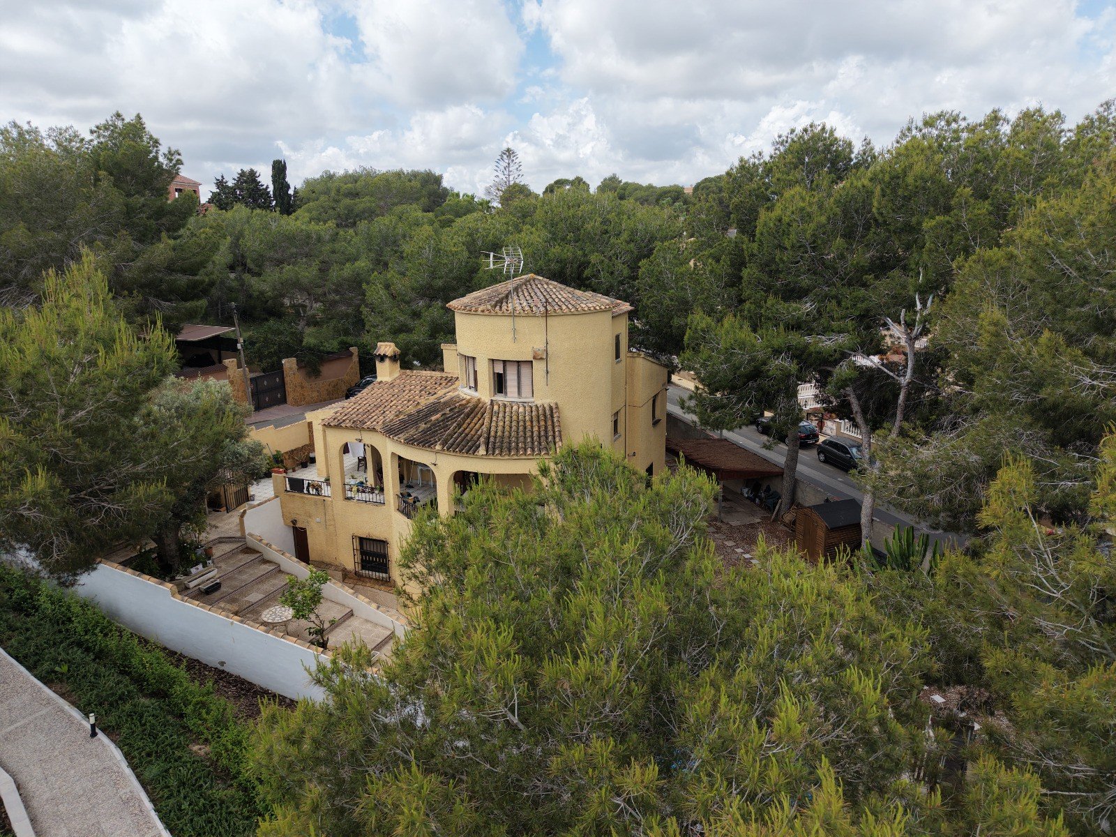  Esta Villa Independiente de Seis Dormitorios con Orientación Este en la zona de Las Filipinas, Villamartín; una popular zona residenci...