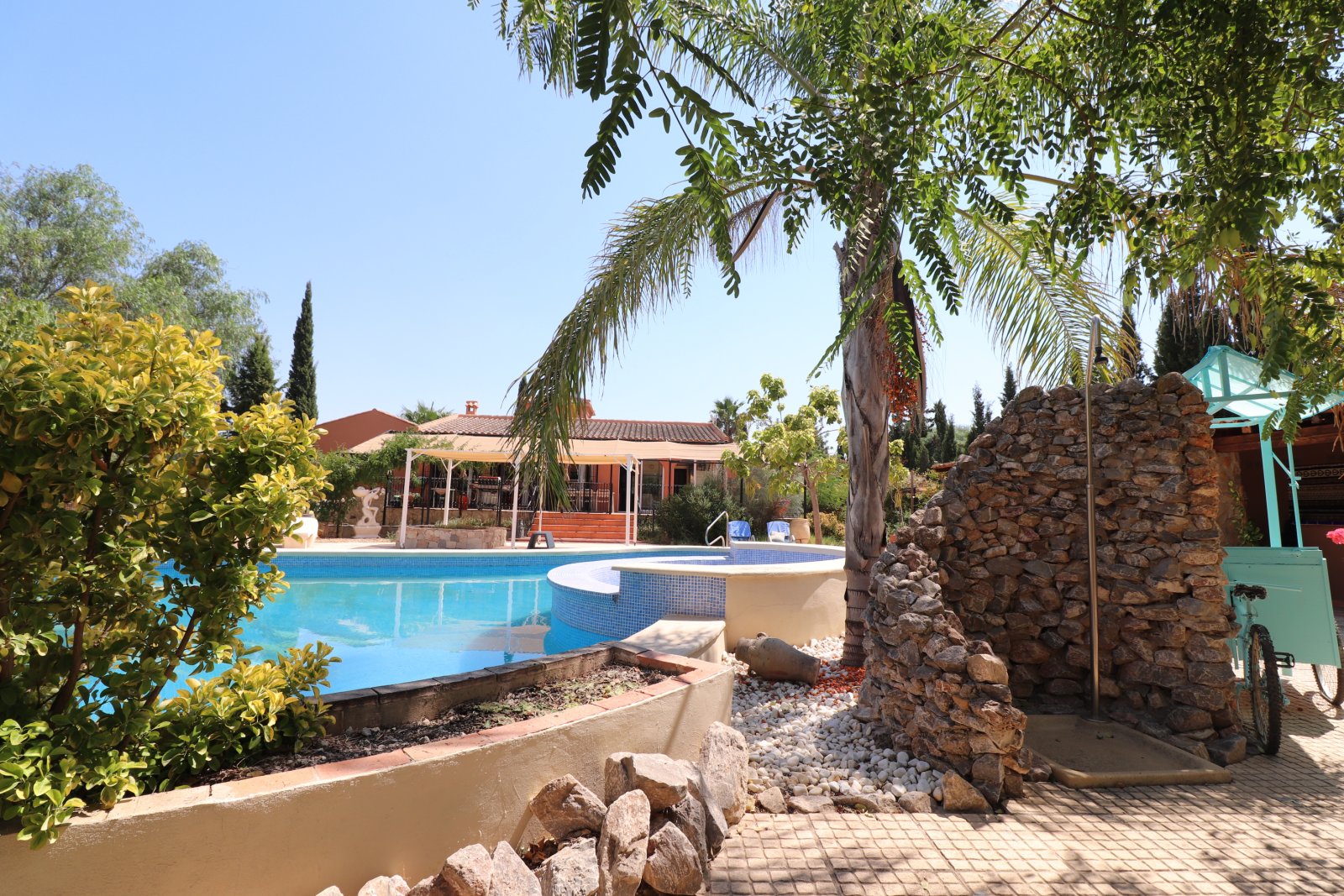 Impresionante propiedad de campo con 7 dormitorios, 5 baños, piscina privada y hermosas vistas en una gran parcela