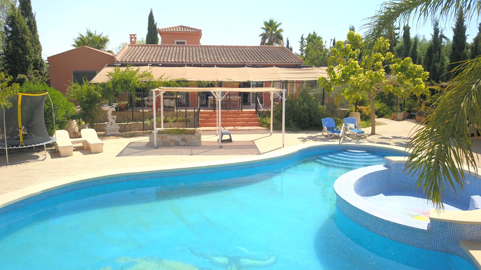 Impresionante propiedad de campo con 7 dormitorios, 5 baños, piscina privada y hermosas vistas en una gran parcela