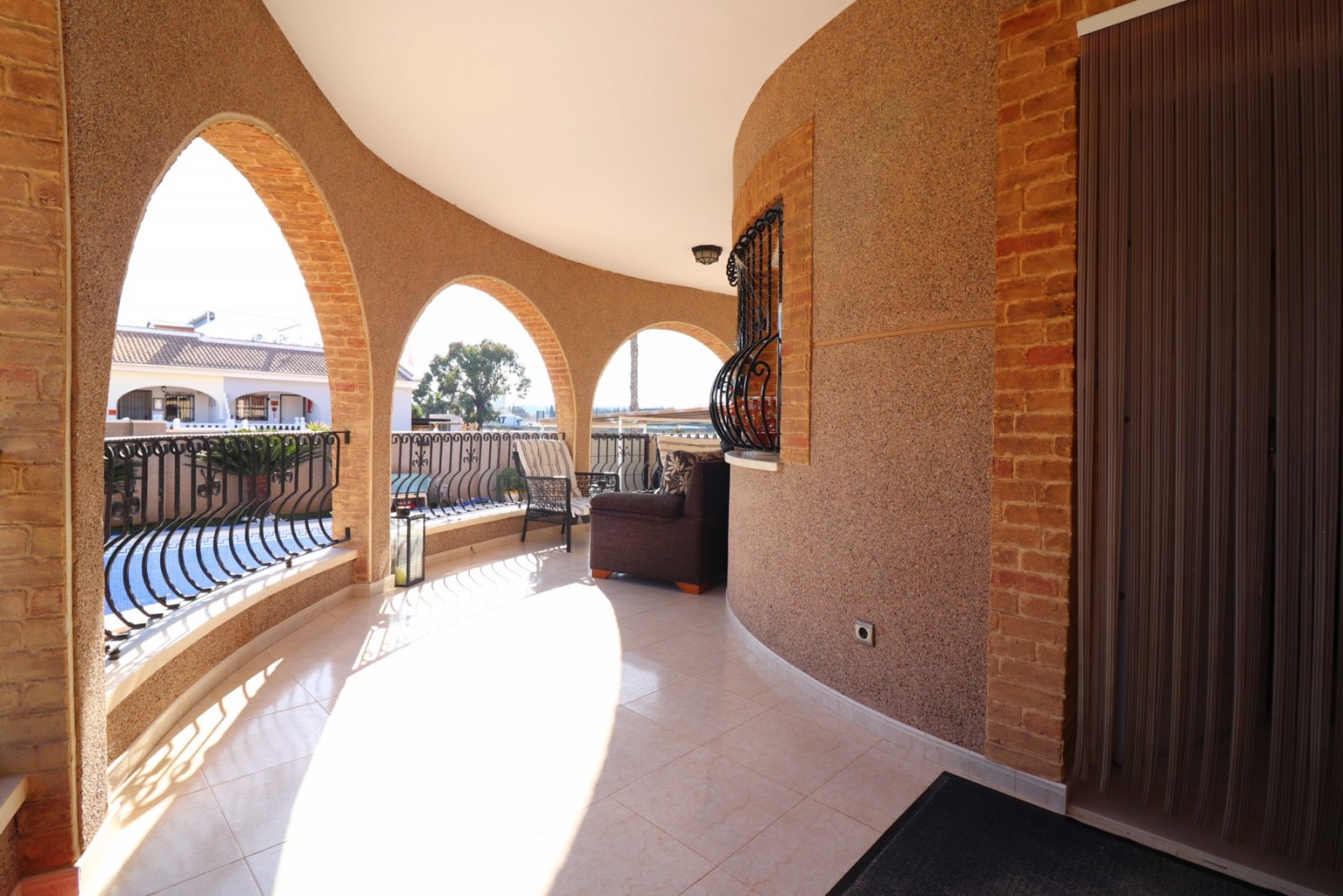 Villa de 3 dormitorios y 2 baños con piscina privada en Monteazul