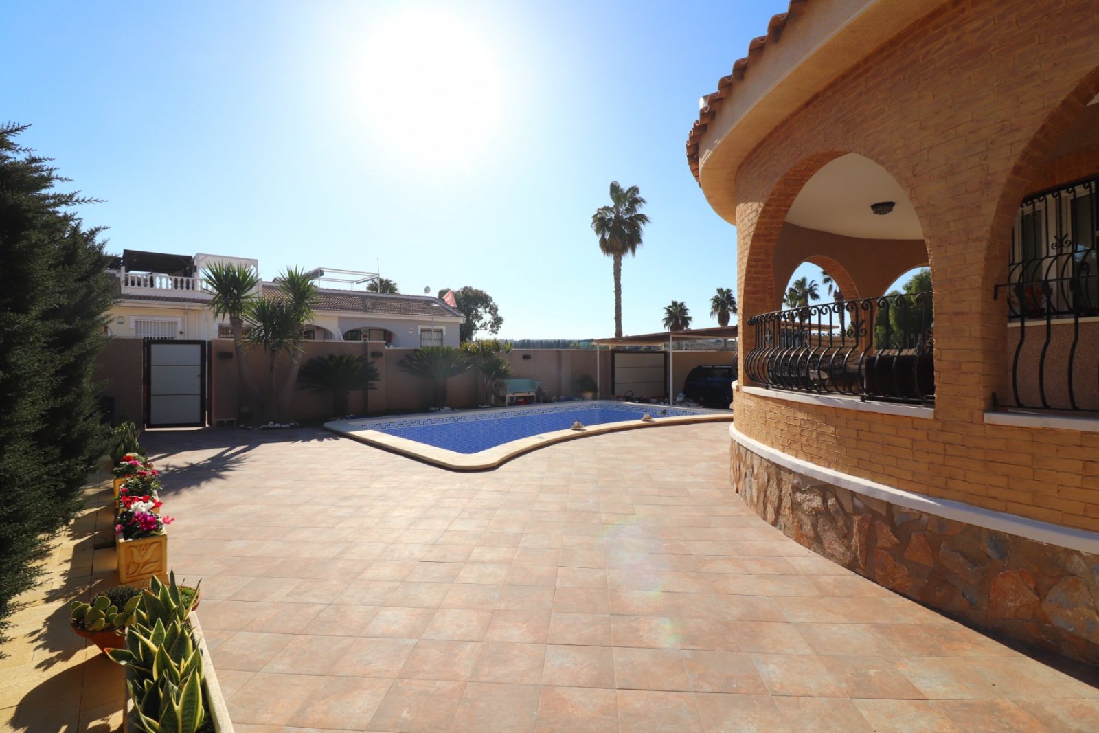 Villa de 3 dormitorios y 2 baños con piscina privada en Monteazul
