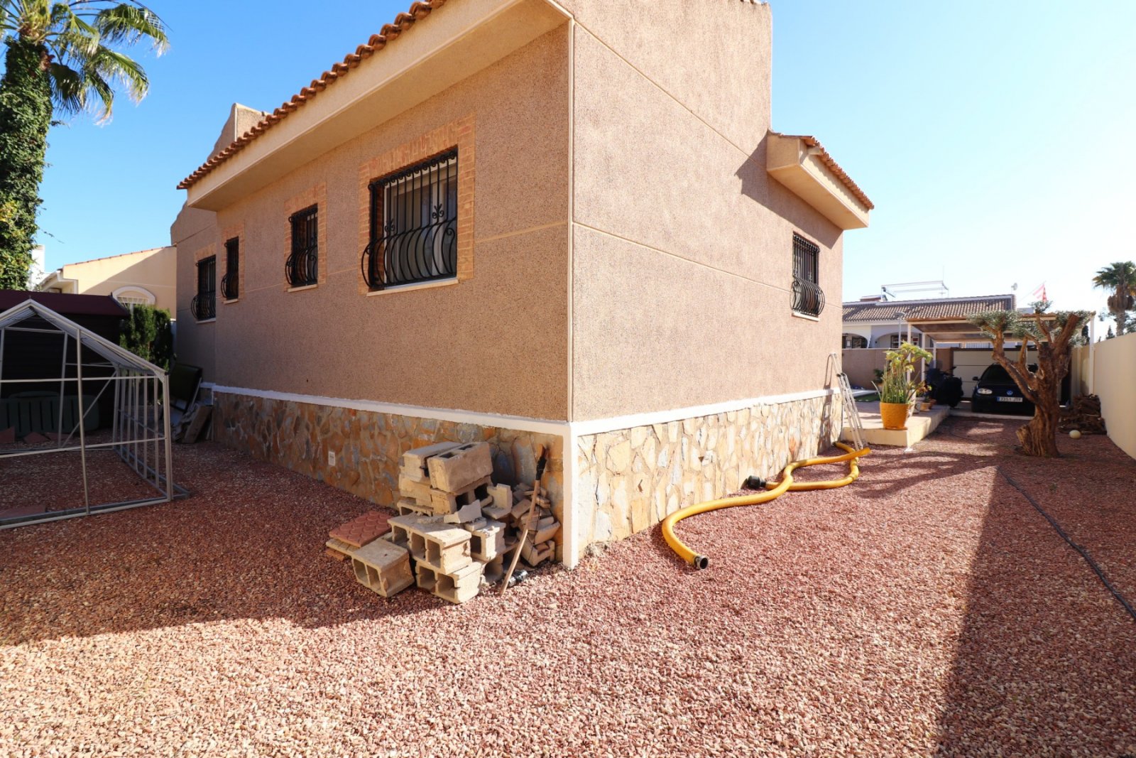 Villa de 3 dormitorios y 2 baños con piscina privada en Monteazul
