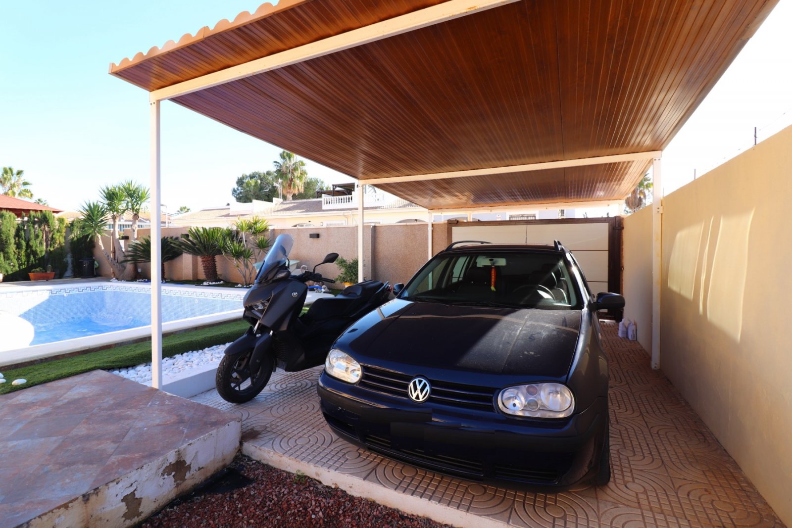 Villa de 3 dormitorios y 2 baños con piscina privada en Monteazul