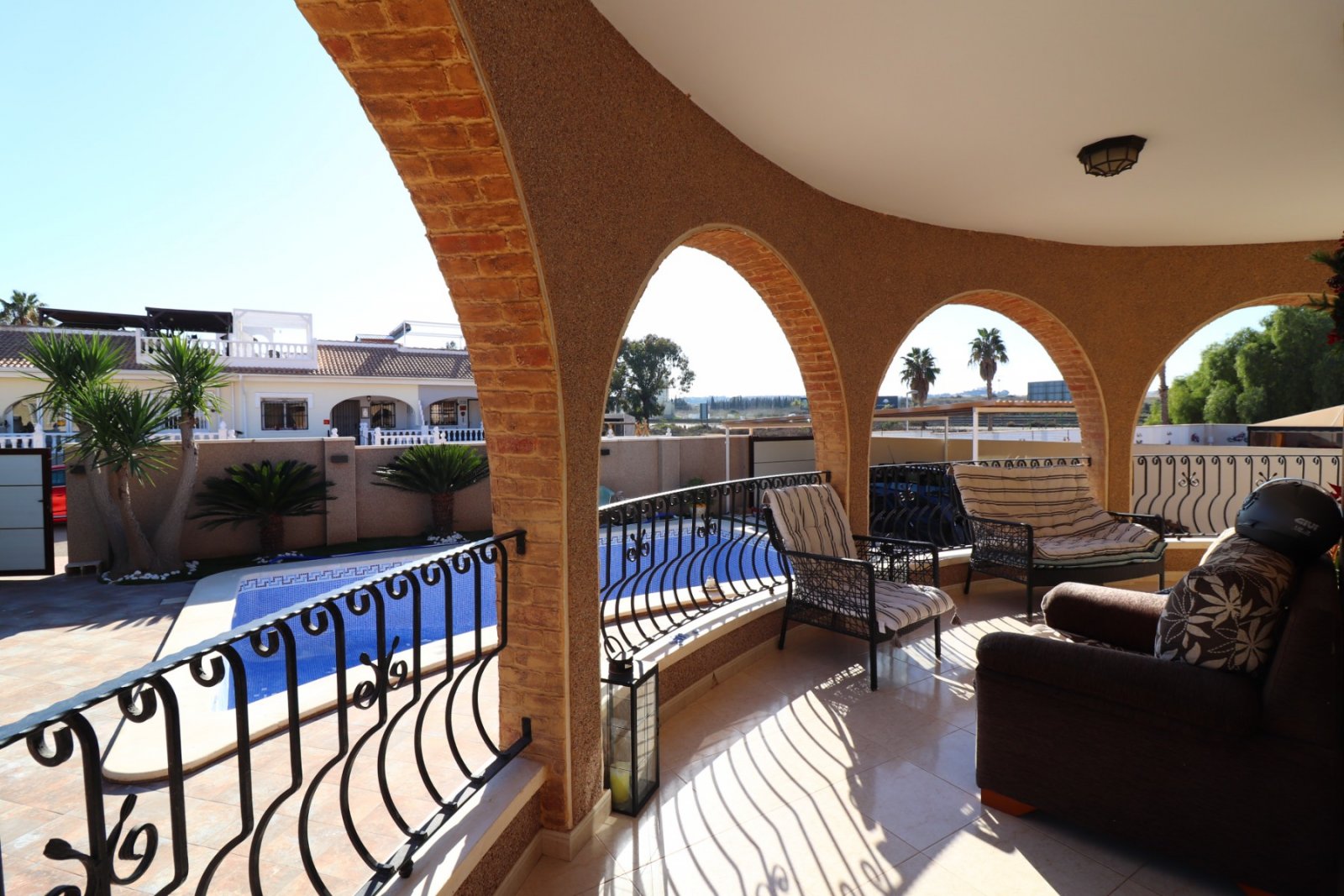 Villa de 3 dormitorios y 2 baños con piscina privada en Monteazul
