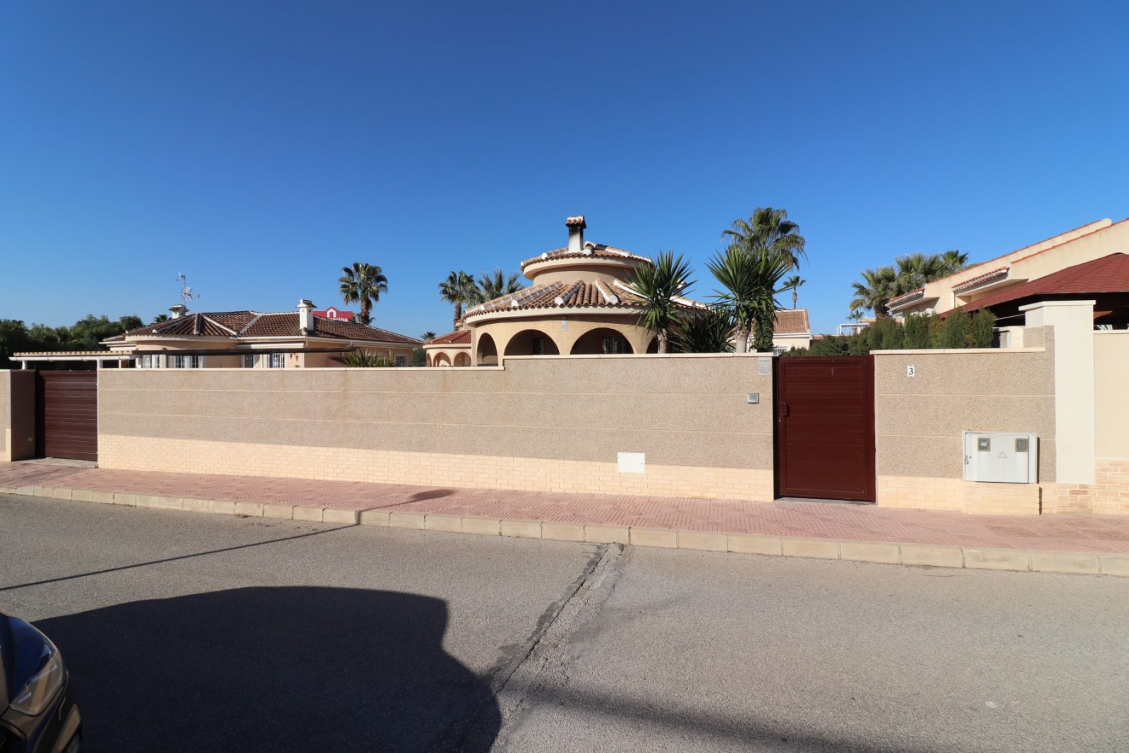 Villa de 3 dormitorios y 2 baños con piscina privada en Monteazul