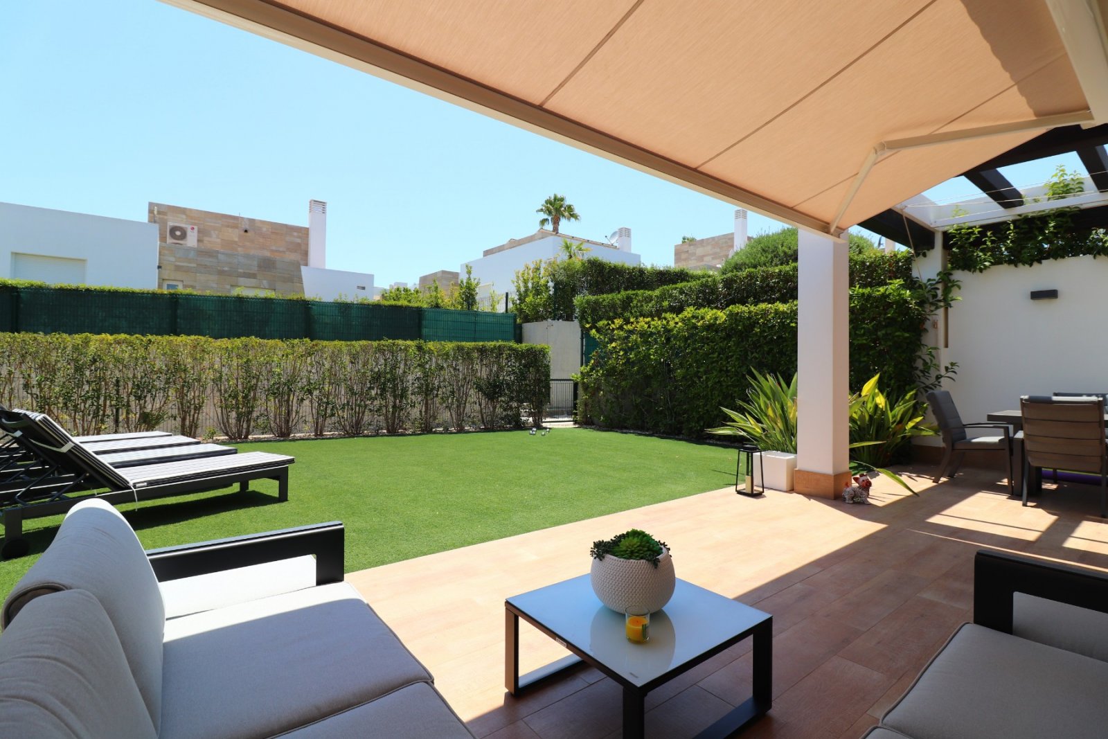 Villa exclusiva de 3 dormitorios, 2 baños y piscina comunitaria en La Finca Golf Resort