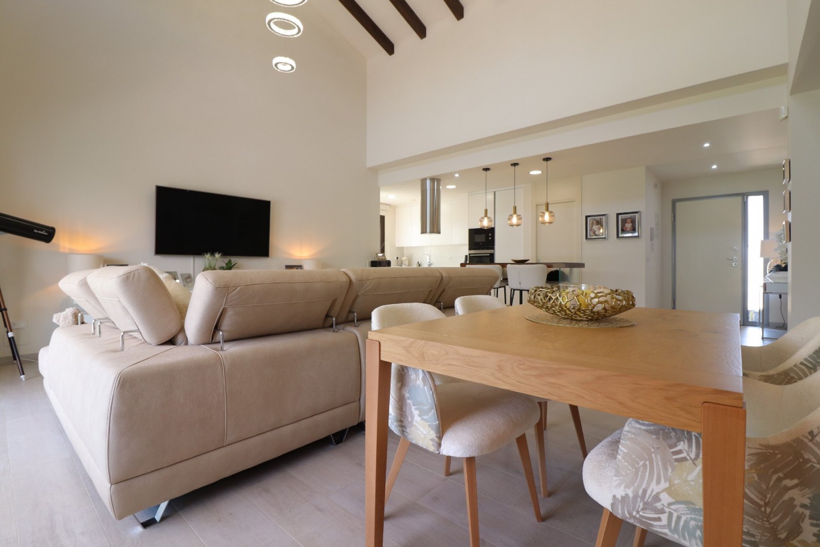 Villa exclusiva de 3 dormitorios, 2 baños y piscina comunitaria en La Finca Golf Resort