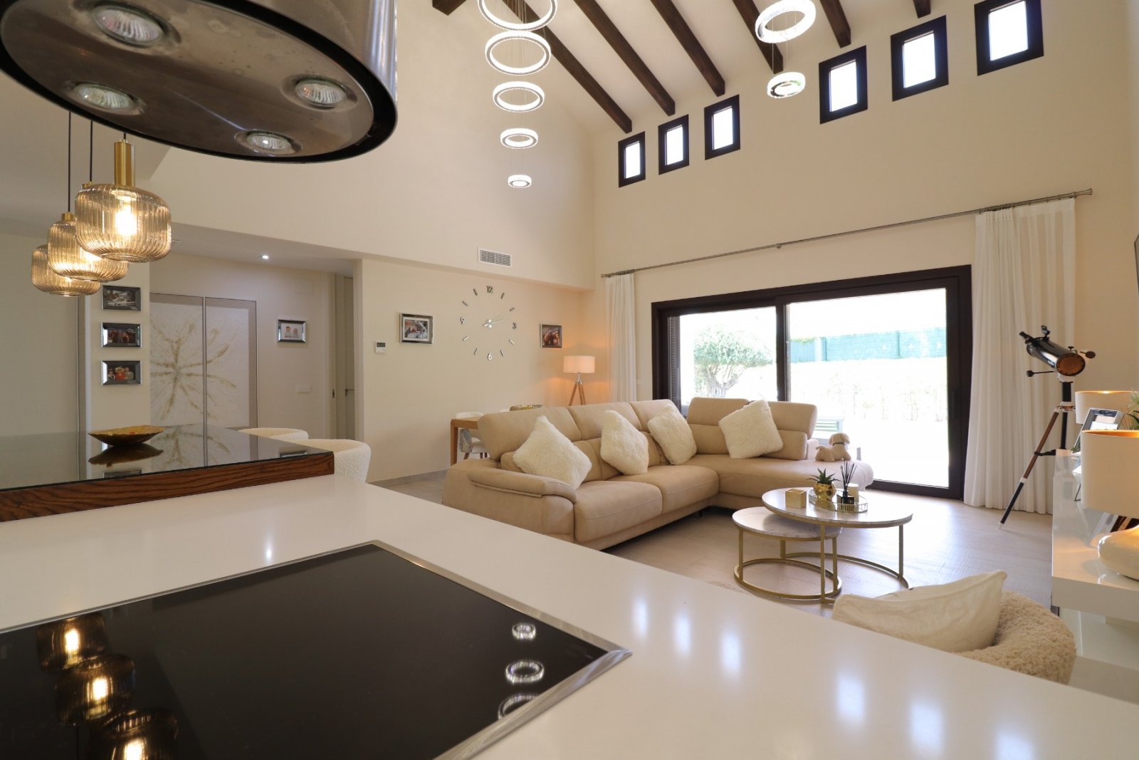 Villa exclusiva de 3 dormitorios, 2 baños y piscina comunitaria en La Finca Golf Resort