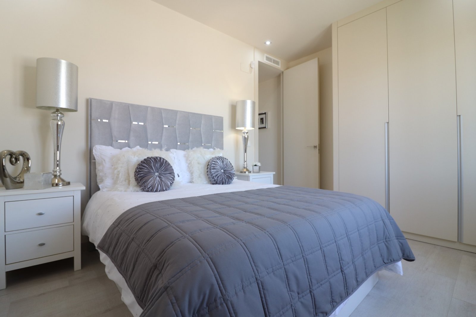 Villa exclusiva de 3 dormitorios, 2 baños y piscina comunitaria en La Finca Golf Resort