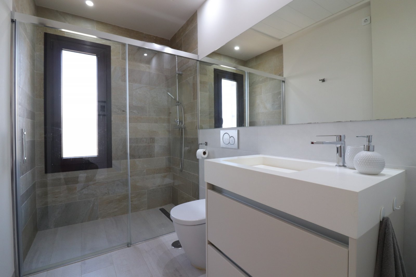 Villa exclusiva de 3 dormitorios, 2 baños y piscina comunitaria en La Finca Golf Resort