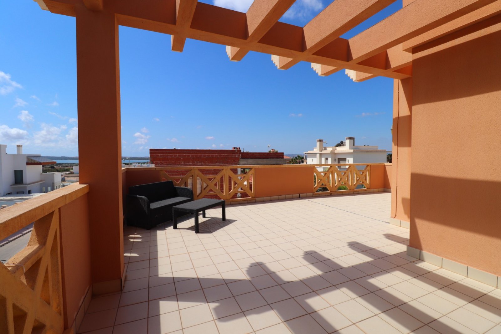 Villa exclusiva con 4 dormitorios, 2 baños y piscina privada