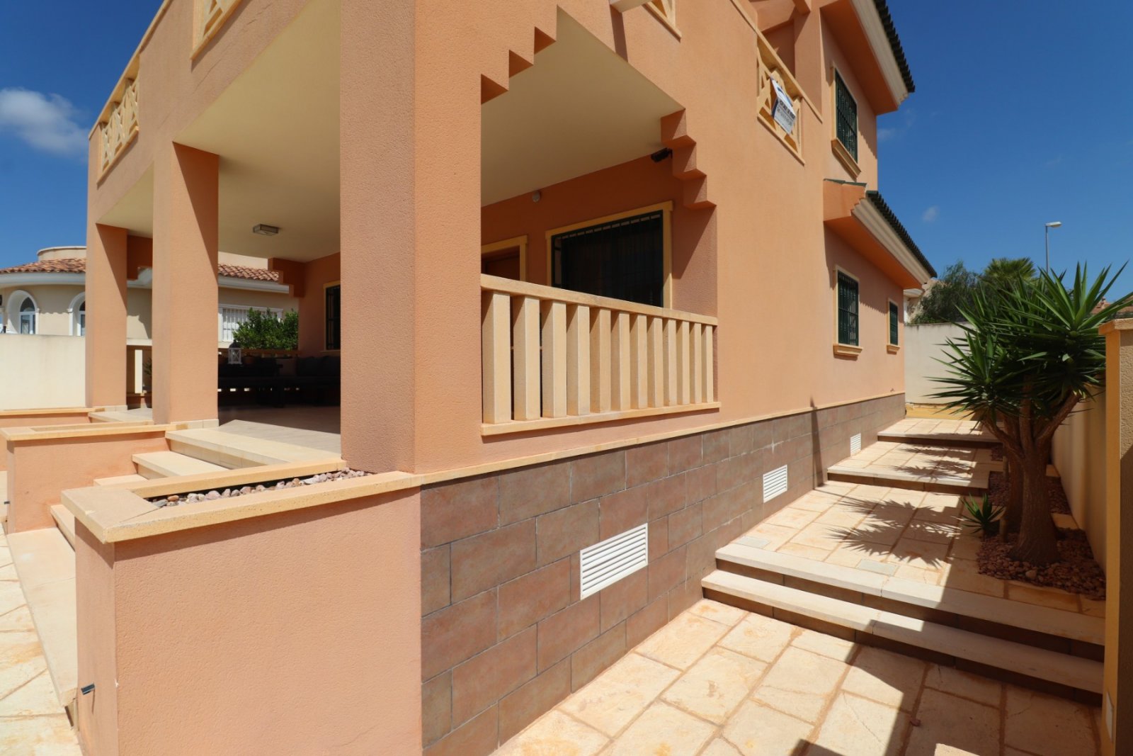 Villa exclusiva con 4 dormitorios, 2 baños y piscina privada
