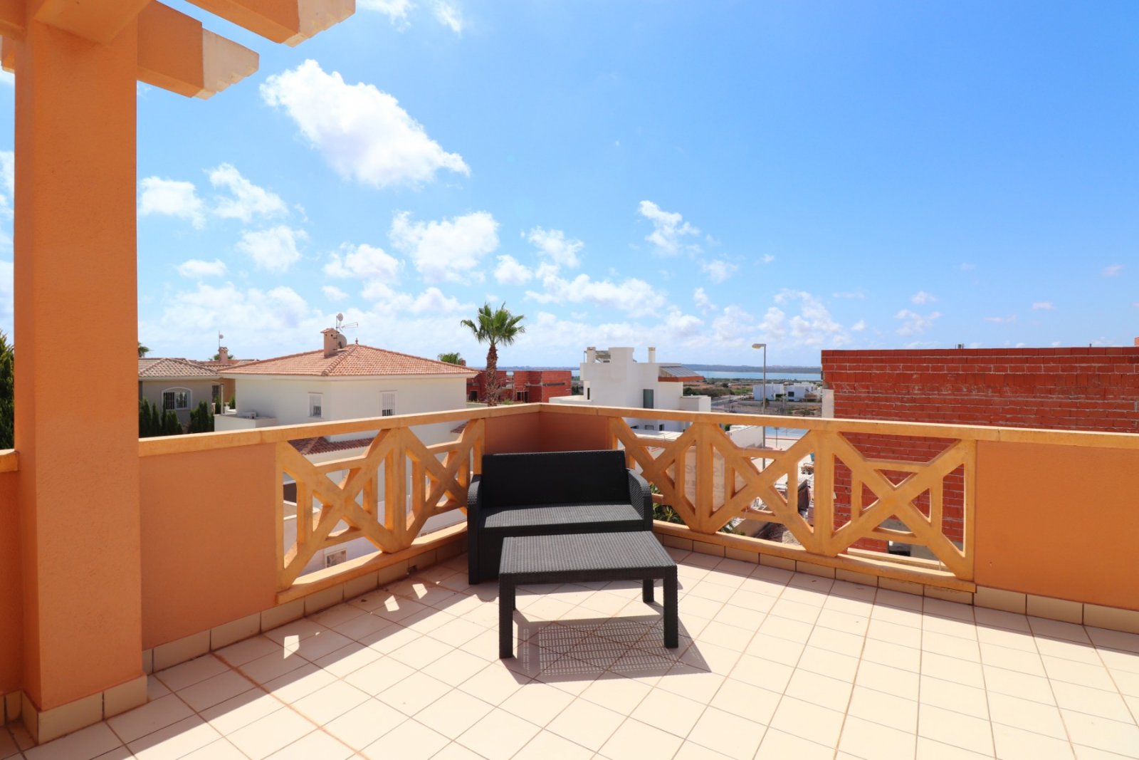 Villa exclusiva con 4 dormitorios, 2 baños y piscina privada