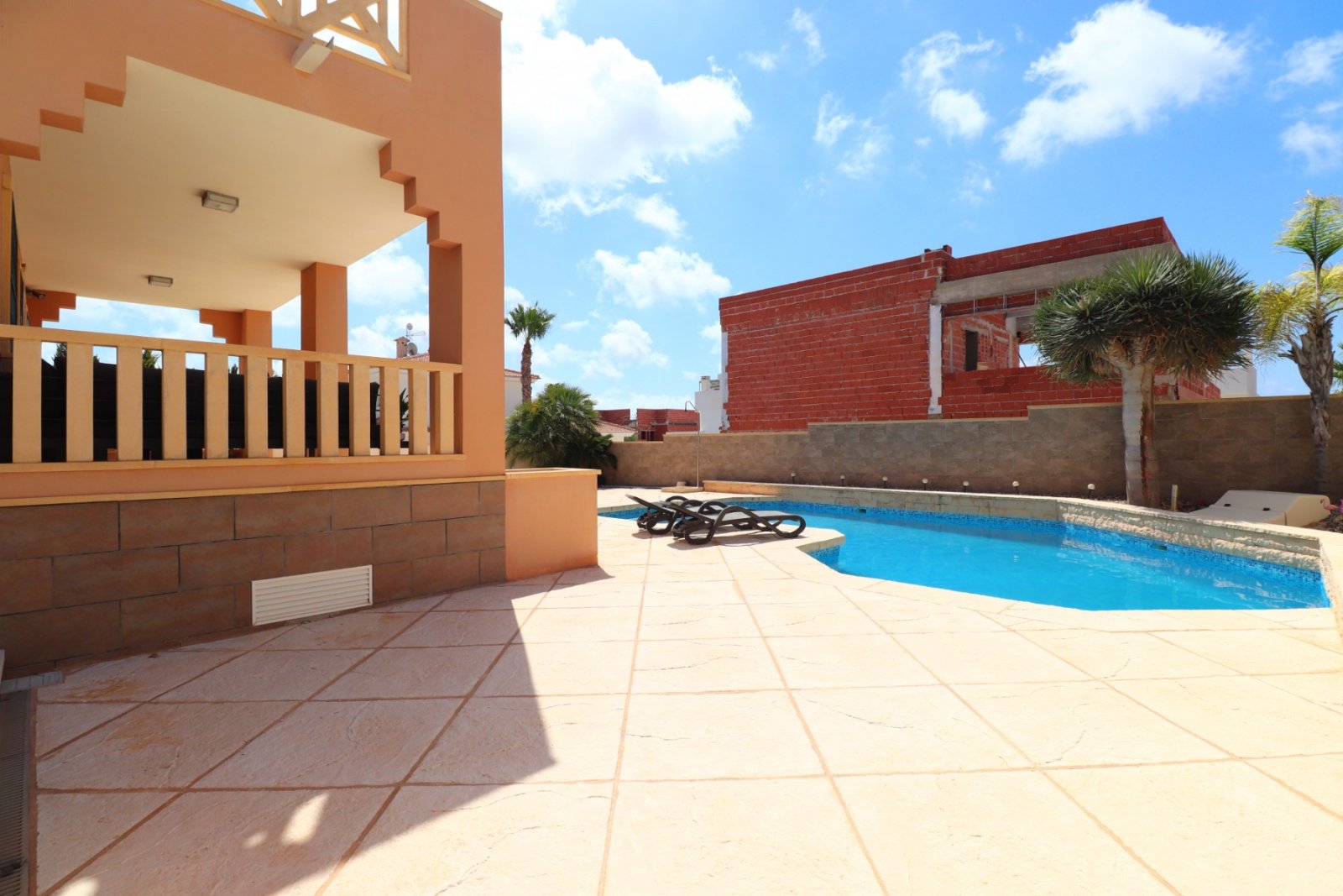 Villa exclusiva con 4 dormitorios, 2 baños y piscina privada