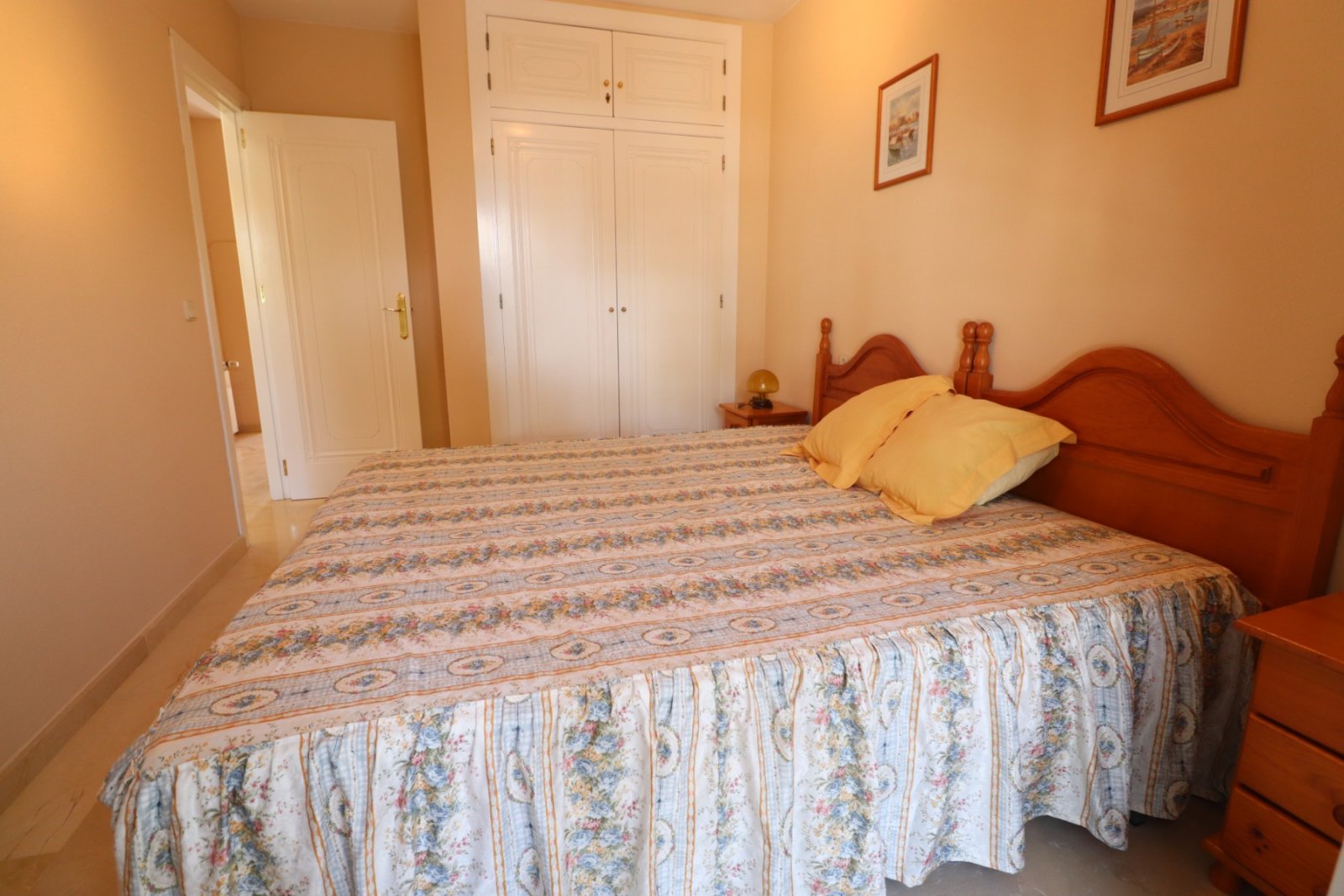 Bungalow de dos dormitorios con solárium y piscina comunitaria