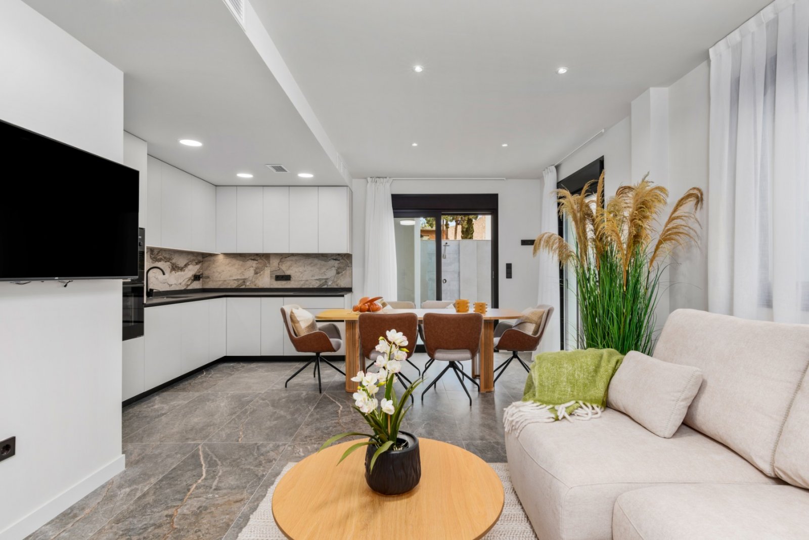 Villa adosada reformada de 4 dormitorios y 3 baños con solárium, piscina privada y vistas al mar