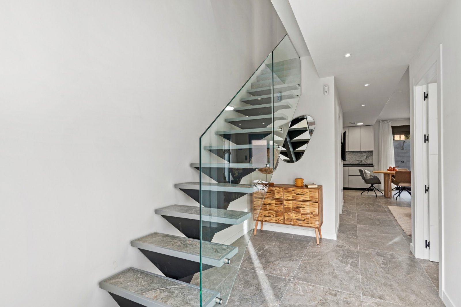 Villa adosada reformada de 4 dormitorios y 3 baños con solárium, piscina privada y vistas al mar