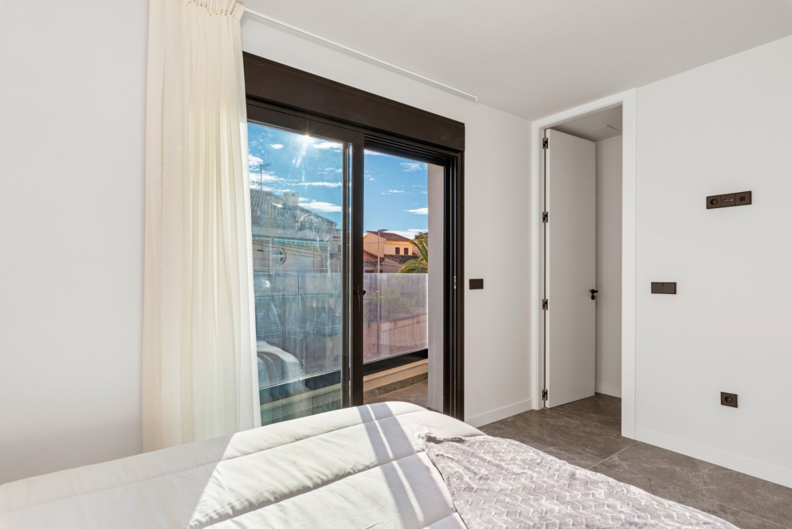Villa adosada reformada de 4 dormitorios y 3 baños con solárium, piscina privada y vistas al mar