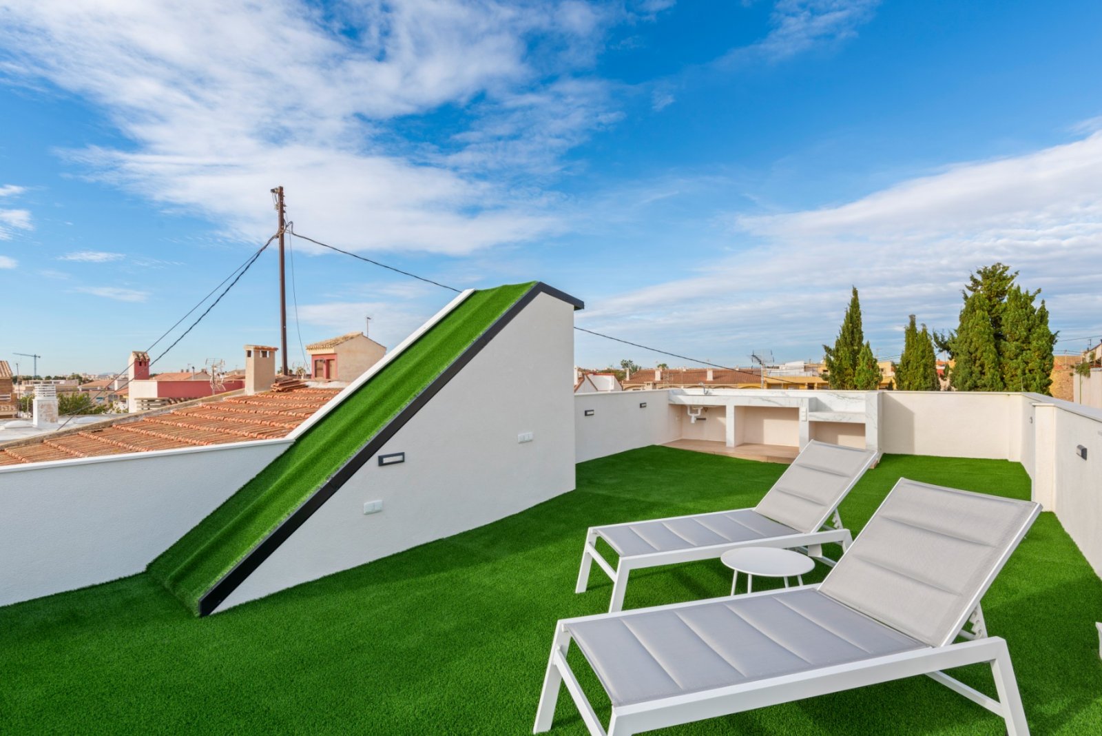 Villa adosada reformada de 4 dormitorios y 3 baños con solárium, piscina privada y vistas al mar