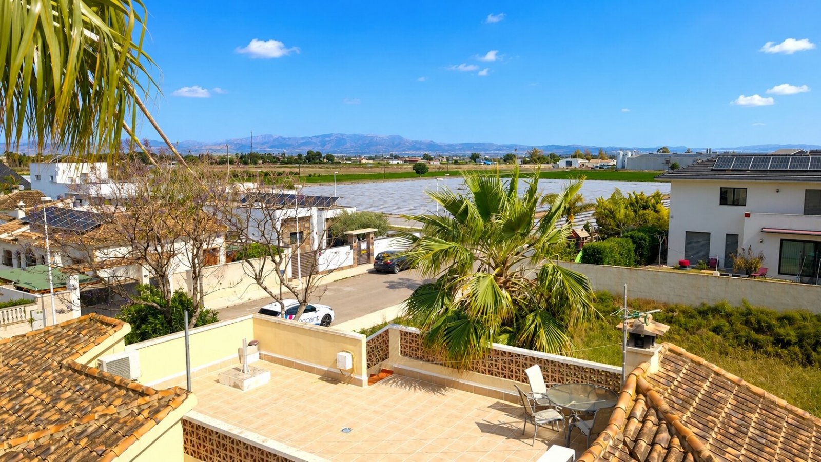 Villa de 3 dormitorios y 2 baños con solárium, plaza de parking y piscina privada