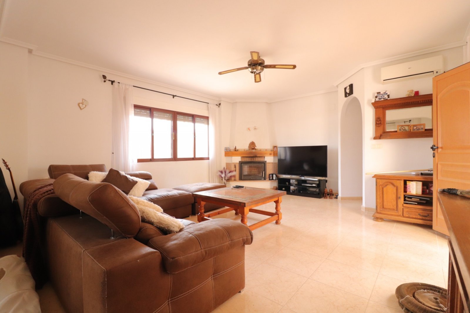 Villa de 3 dormitorios y 2 baños con solárium, plaza de parking y piscina privada