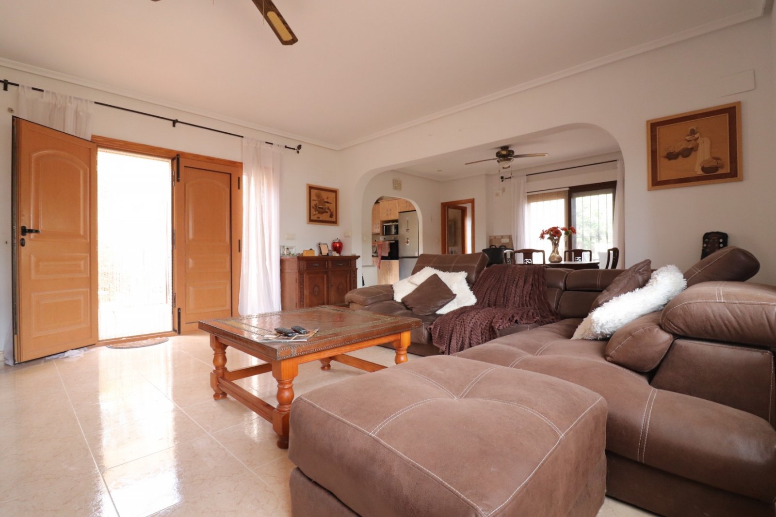 Villa de 3 dormitorios y 2 baños con solárium, plaza de parking y piscina privada