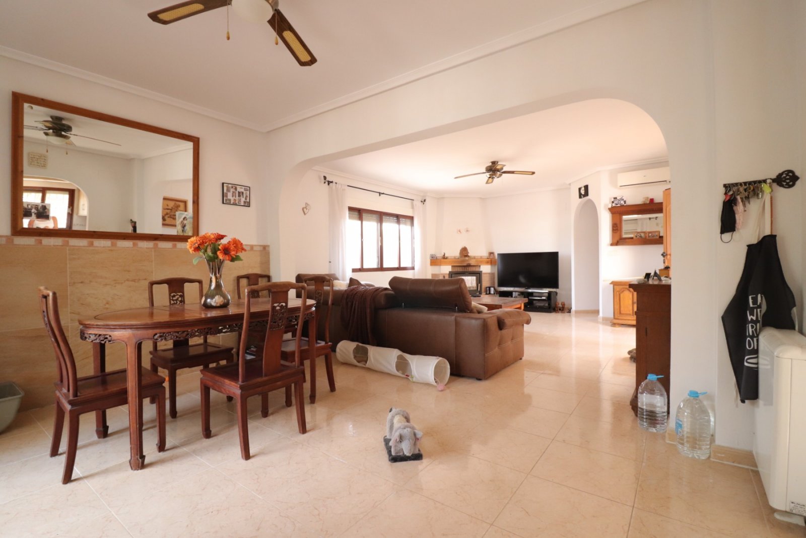 Villa de 3 dormitorios y 2 baños con solárium, plaza de parking y piscina privada