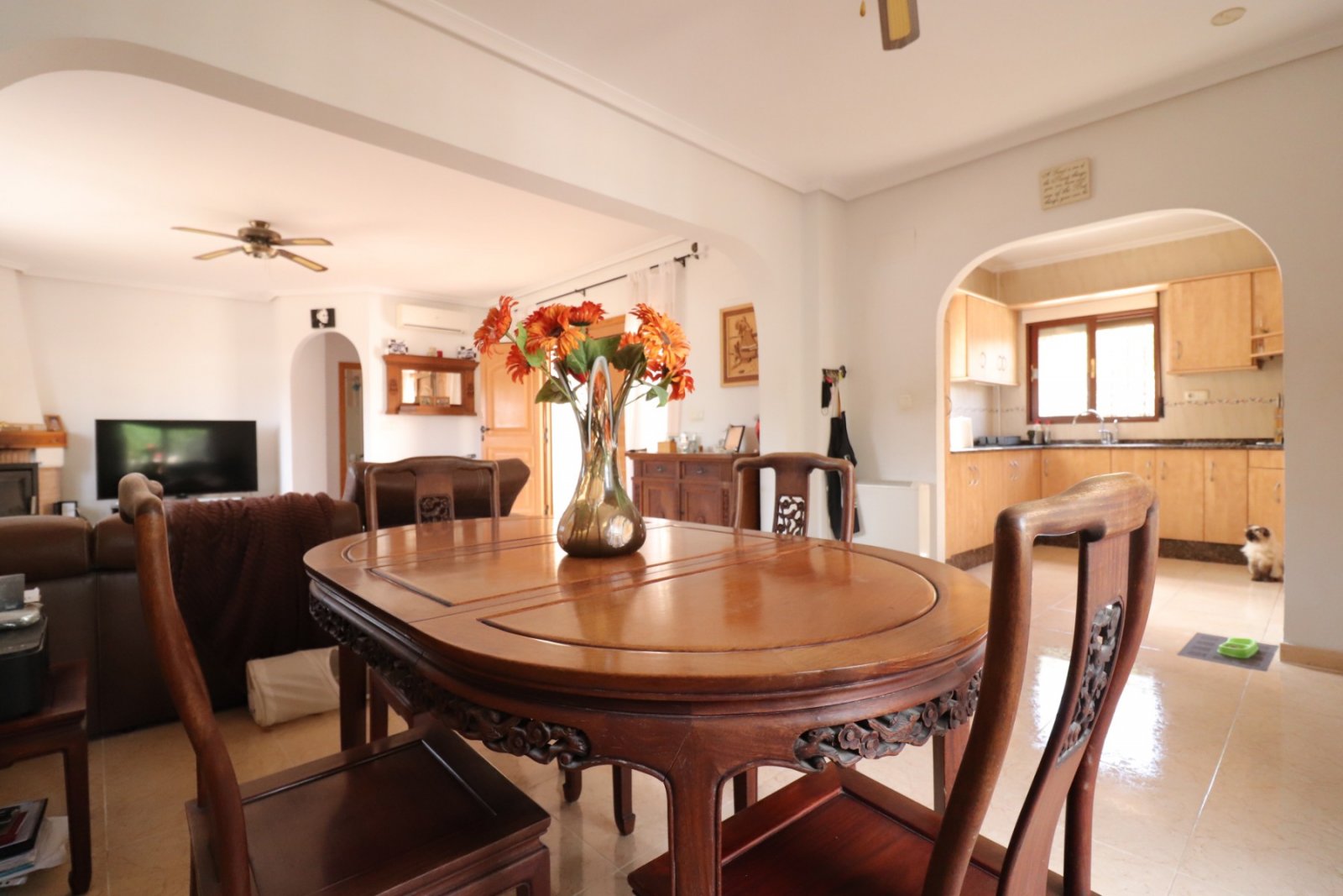 Villa de 3 dormitorios y 2 baños con solárium, plaza de parking y piscina privada
