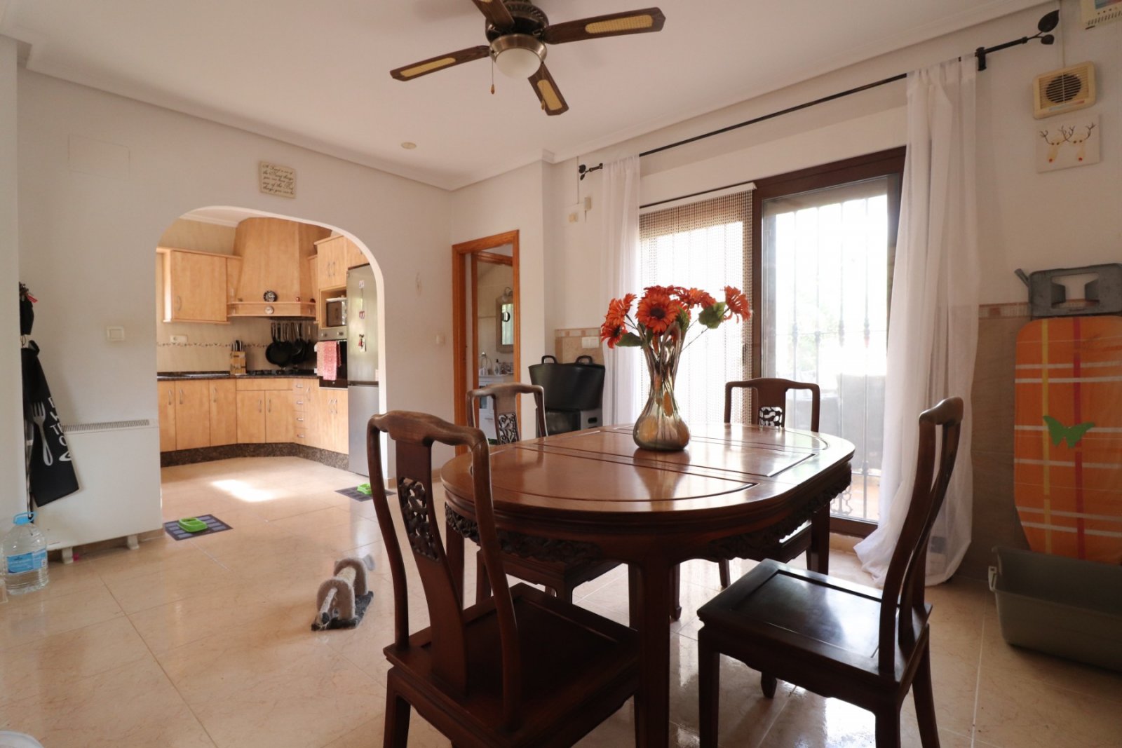 Villa de 3 dormitorios y 2 baños con solárium, plaza de parking y piscina privada